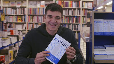 Foto del autor Eloy Moreno con su libro "Invisible".