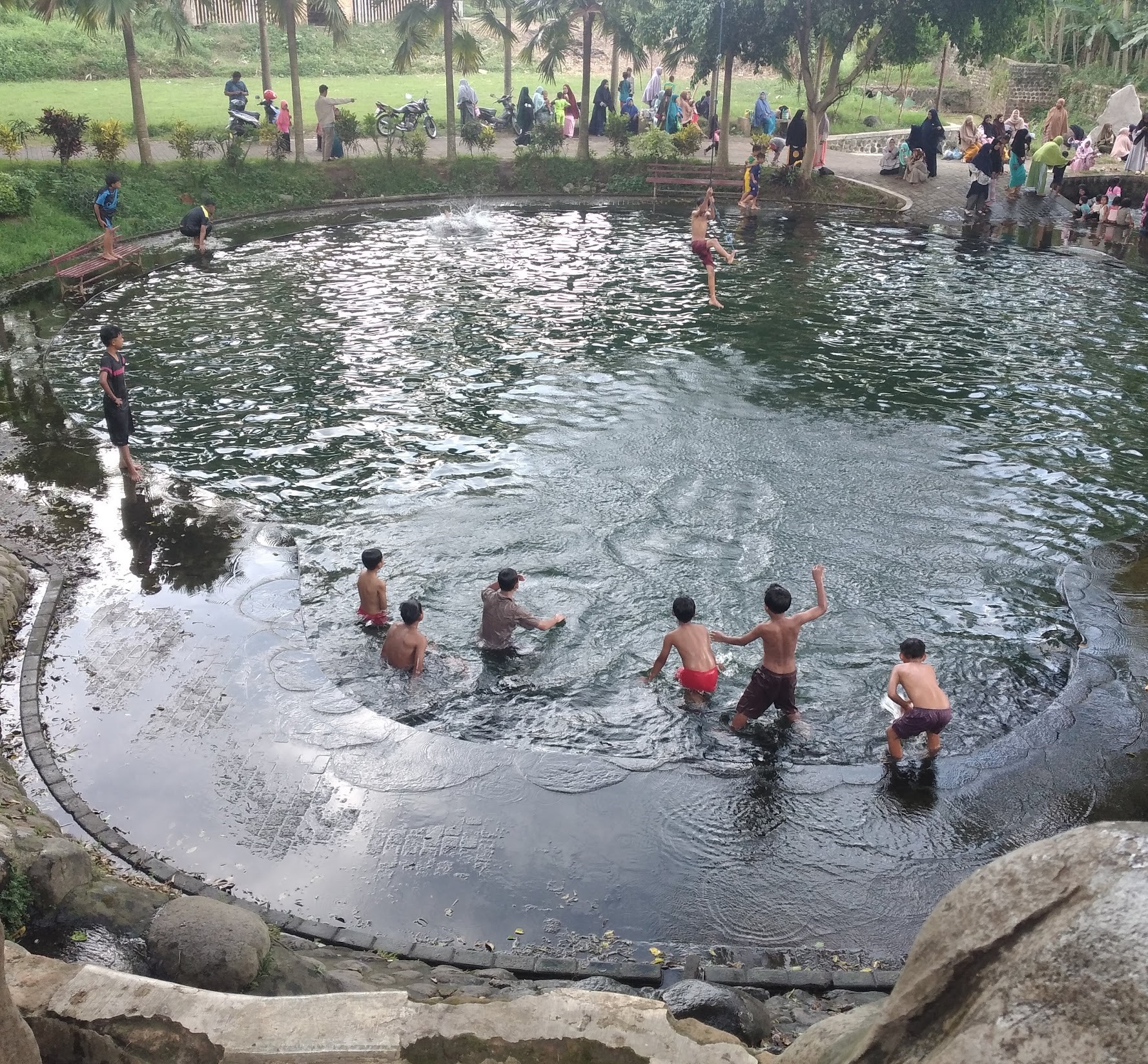 Pemandian kolam renang Taman Beringin Asri Bondowoso