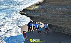 pantai batu karang tajam - Batu Hiu