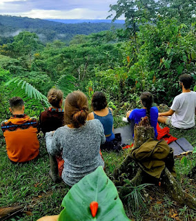 Un grupo de visitantes disfruta de la vista a las montañas y selva amazónica desde El Churo.