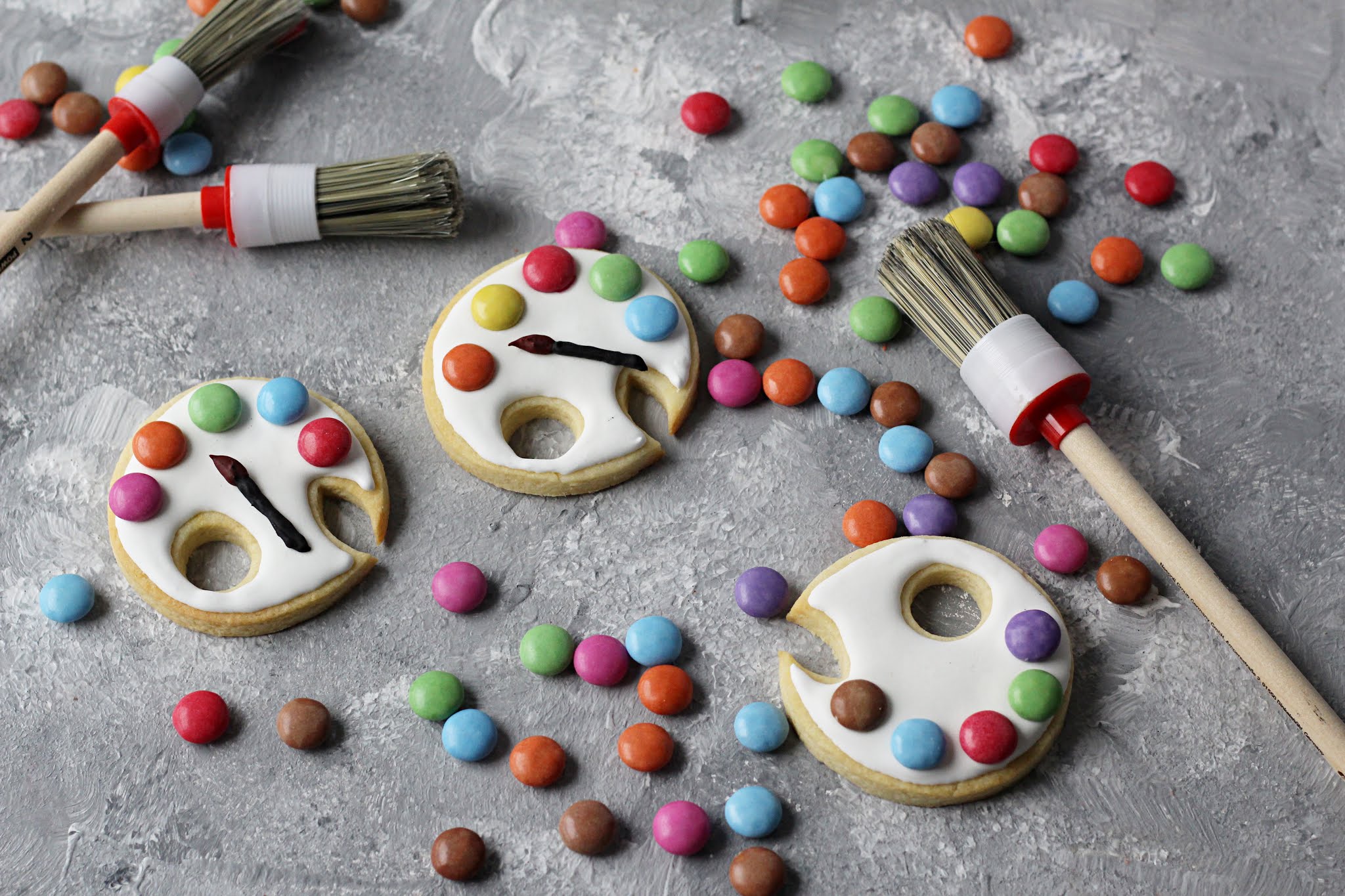 verzierte Kekse mit Royal Icing und Smarties