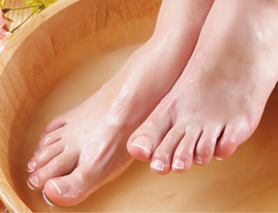 Ngâm chân nước nóng giúp điều trị rối loạn tiền đình hiệu quả