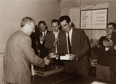 Joaquim Calduch recogiendo su premio en el I Torneo Nacional de Ajedrez de Granollers 1964