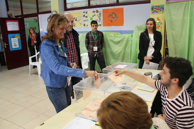 Amaia del Campo vota en 2015 en las elecciones de las que saldrá alcaldesa