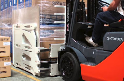 Xe nâng Toyota kẹp thùng carton