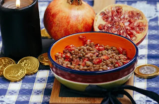 Ricetta della tradizione di Capodanno, le lenticchie in umido addolcite con delicati chicchi di melograno,portano fortuna e soldi