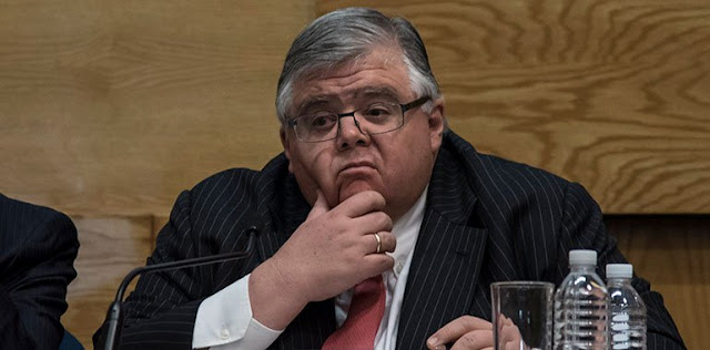 Agustín Carstens pide no subir el salario minímo pero cobrará 830 mil pesos de aguinaldo