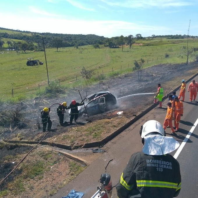 Carro ocupado por cocalenses pega fogo após capotar na BR-050 em Uberaba-MG