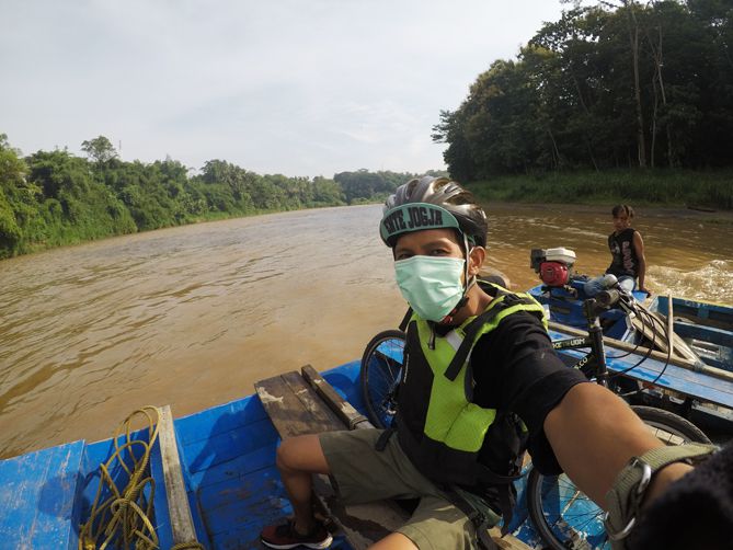 Menyeberangi Kali Progo naik sampan warga setempat