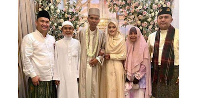 Ustadz Abdul Somad (UAS) resmi menikahi Fatimah Azzahra Salim Barabut, gadis asal Jombang dengan mahar seperangkat perhiasan dari emas di Jombang pada Rabu, 28 April 2021, sekitar pukul 16.30 Wib.