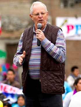 Foto de Pedro Pablo Kuczynski hablando en mítin 