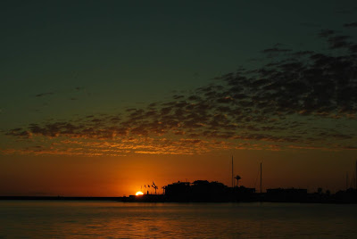 Amanecer desde el puerto de Dénia mirando la marina deportiva