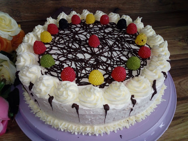 Tort cytrynowy tort z kremem cytrynowym ciasto cytrynowe biszkopt cytrynowy krem budyniowy cytrynowy sok z cytryn limmi tort urodzinowy tort na urodziny lekki tort orzezwiajacy tort