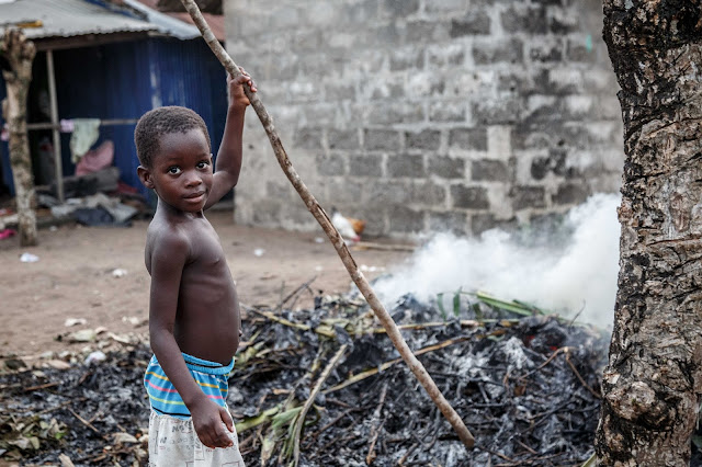 ガーナのゴミ処理の番をする子供