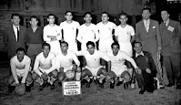 REAL MADRID C. F. - Madrid, España - Temporada 1955-56 - Villalonga (entrenador), Juan Alonso, Atienza, Marquitos, Lesmes II, Muñoz, Zárraga, Juanito González (portero suplente.); Joseíto, Marsal, Di Stéfano, Rial, Gento y Benedicto (masajista) - REAL MADRID 4 (Di Stéfano, Rial (2) y Marquitos), STADE DE REIMS 3 (Leblond, Templin e Hidalgo) - 13/06/1956 - Copa de Europa, Final - París, Parque de los Príncipes - EL REAL MADRID GANA LA 1ª COPA DE EUROPA