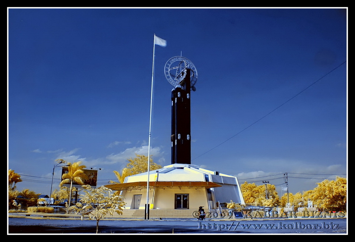 Tugu+Khatulistiwa Tujuh Menara Terkenal di Indonesia