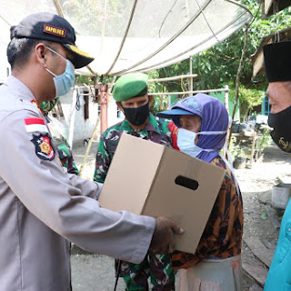 Menyambut Hari Bhayangkara ke-74, Polres Lingga Secara Serentak Gelar Bakti Sosial Membagikan 1.327 Paket Sembako