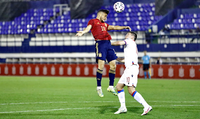 Óscar Rodríguez se anticipa a Radosavlevic. SELECCIÓN DE ESPAÑA SUB 21 2 SELECCIÓN DE ISLAS FEROE SUB 21 0. 12/11/2020. Campeonato de Europa de Selecciones sub 21, fase de clasificación. Marbella, Málaga, Estadio Municipal Antonio Lorenzo Cuevas.