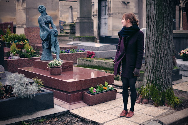 paris, père lachaise, cimetière, gris, grey, rose, pink, france, walk, shoes, chaussures, bag, trees, death, grave, tombe, cemetery, lifestyle, winter, cold