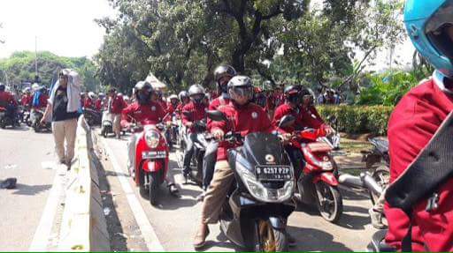 Kumpulan Foto: Buruh Ikut Demo Sambil Tunggangi Honda CBR dan Yamaha NMAX