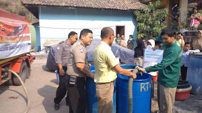 Polda Banten Berikan Bantuan kepada masyarakat Yang Mengalami Krisis Air Bersih