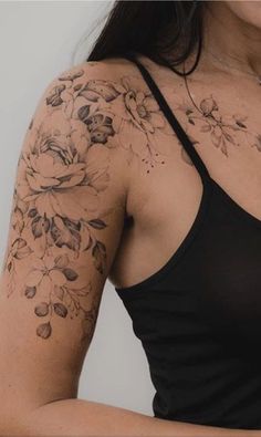 Deixe sua personalidade transparecer na pele: 40 mangas de tatuagens femininas para se inspirar!