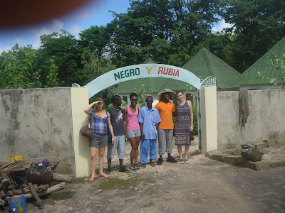 Students in senegal in front of the Negro Y Rubia hostel