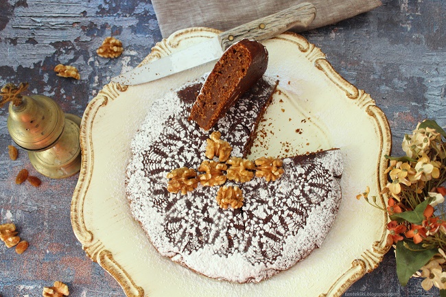 Φανουρόπιτα 2022, ένα αλλιώτικο υγρό κέικ με 9 υλικά και χαρουπάλευρο, χωρίς μίξερ