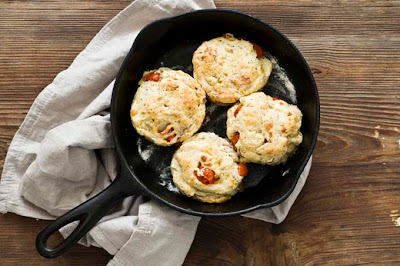 tomato cheddar bacon biscuits
