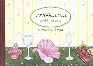 Tovaglioli piegati ad arte e tavole in festa