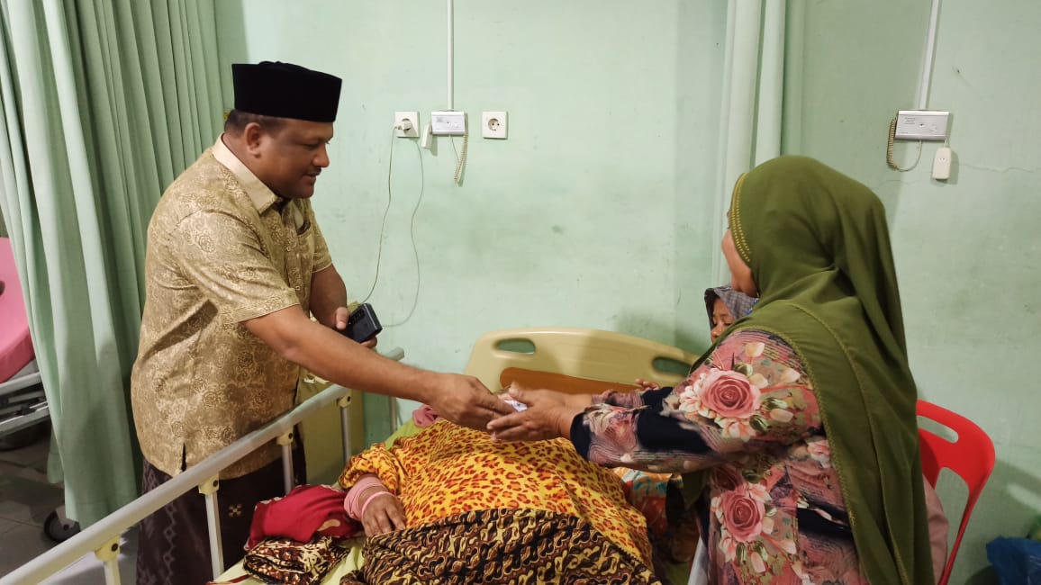 Turut Simpati, Mukhlis Takabeya Jenguk Korban Pembacokan Satu Keluarga di RSUD dr. Fauziah Bireuen
