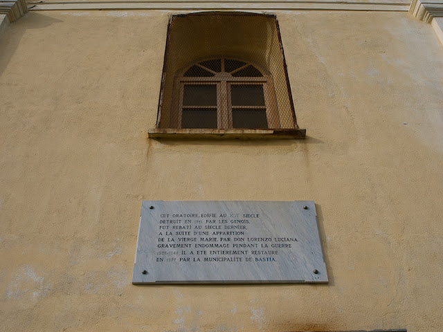 jiemve, le temps d'une pose, Corse, Bastia, Scala Santa, Notre-Dame de Monserrato, Notre-Dame de Monserratu, Escalier Saint, façade, plaque explicative