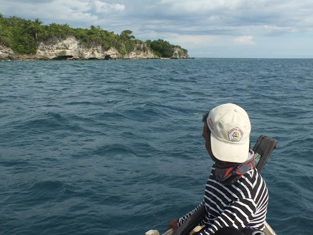 menikmati tebing pantai palippis