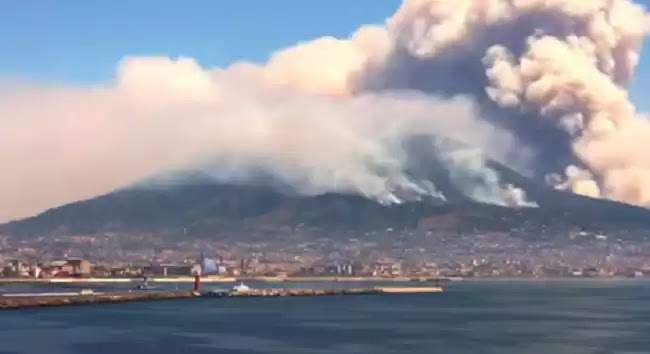 Τεράστια Πυρκαγιά στον Βεζούβιο!- Μοιάζει σαν να εξερράγη το ηφαίστειο!-VIDEO