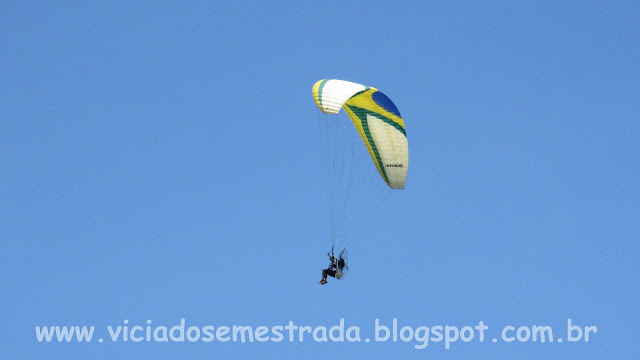 Paraglider sobrevoando a Praia da Guarita