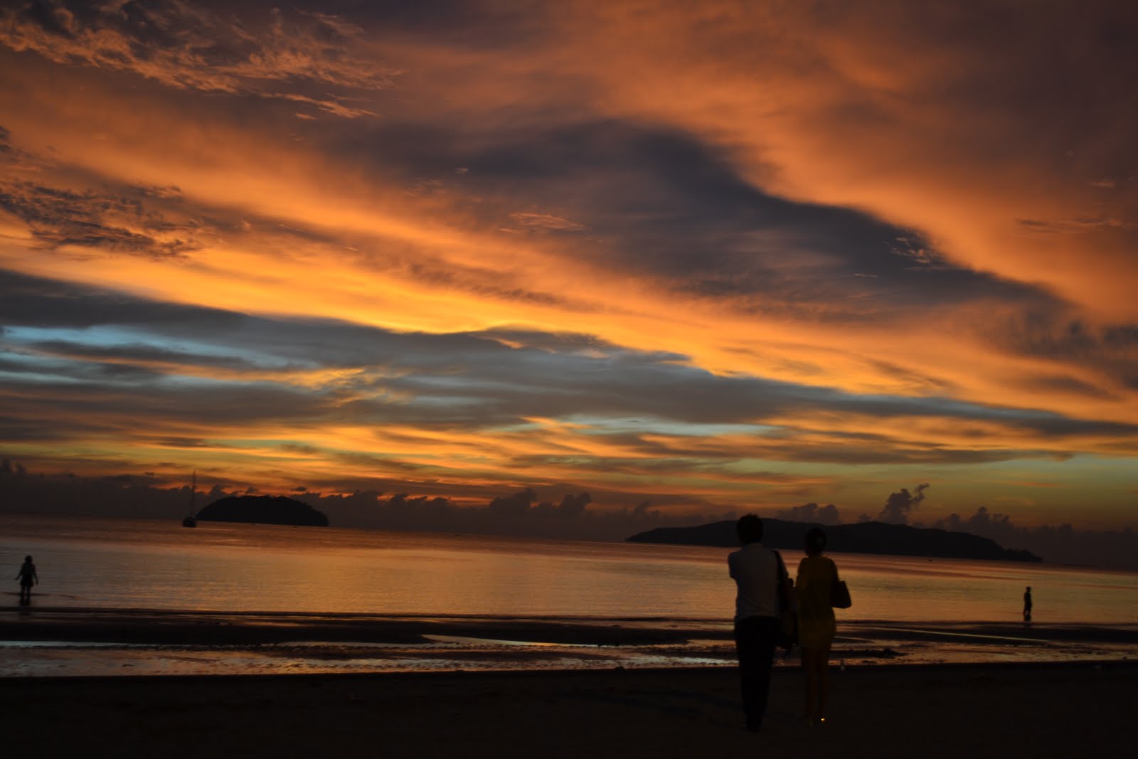 Contoh Lukisan Pemandangan Waktu Senja - Simak Gambar Berikut