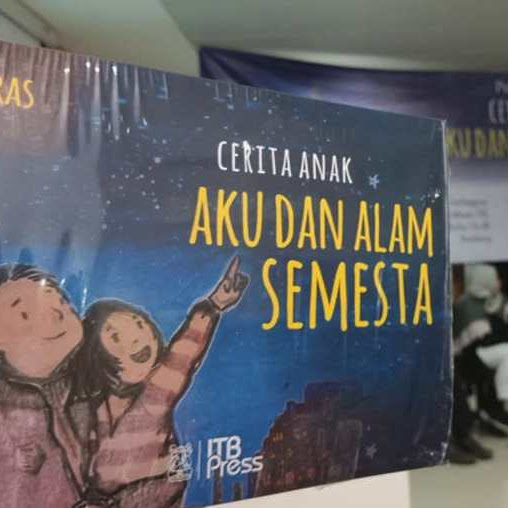 Secangkir Kopi Bersama De Laras, Penulis Buku "Aku dan Alam Semesta"