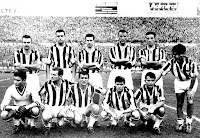 JUVENTUS F. C. - Turín, Italia - Temporada 1959-60 - Cervato, Colombo, Lojodice, Charles, Castano y Sívori; Mattrel, Boniperti, Emoli, Sarti y Stacchini - La Juventus ganó la Serie A y también la Copa de Italia, primer doble título en la historia de los bianconeri