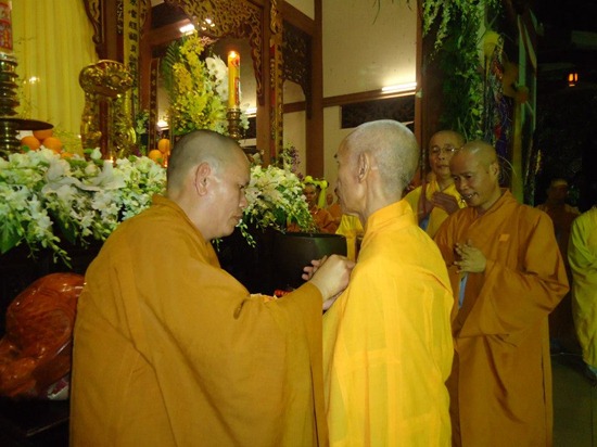 hoa-thuong-tue-sy-vieng-linh-hoa-thuong-thich-minh-chau (8)