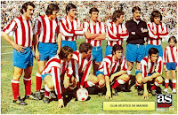 CLUB ATLÉTICO DE MADRID - Madrid, España - Temporada 1972-73 - Capón, Iselín Santos Ovejero, Benegas, Martínez Jayo, Adelardo, Pacheco y Bezerra; Ufarte, Luis, Gárate e Irureta - CLUB ATLÉTICO DE MADRID 1 (Luis Aragonés) C. D. CASTELLÓN 0 - 01/04/1973 - Liga de 1ª División, jornada 27 - Madrid, estadio Vicente Calderón