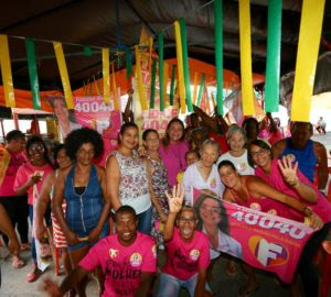 Fabíola Mansur Recebe Carinho Do Povo Durante Visita Aos Bairros De Salvador.