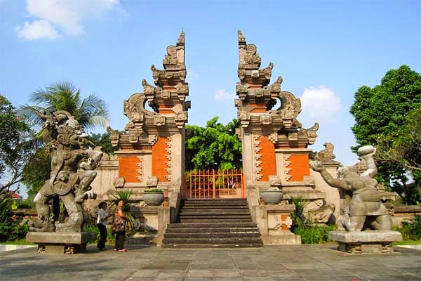 Mengenal Lebih Dekat Rumah Adat Bali, Gapura Candi Bentar 