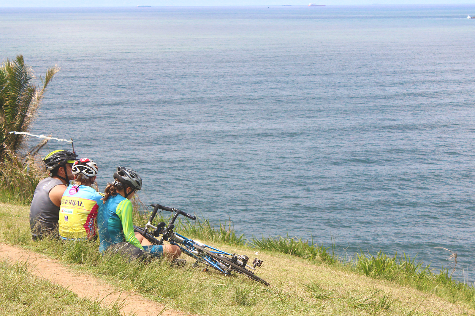 ciclistas sentados observando paisagem