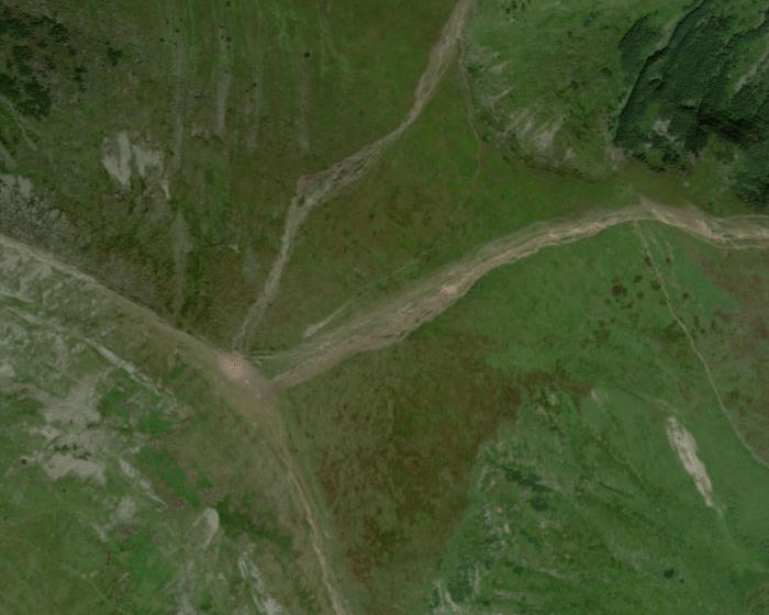 Спутниковый снимок от Bing. Видны крупные и мелкие тропы.