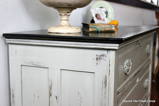 dresser, paint makeover, distressed paint, fusion mineral paint, https://goo.gl/zxVDy0