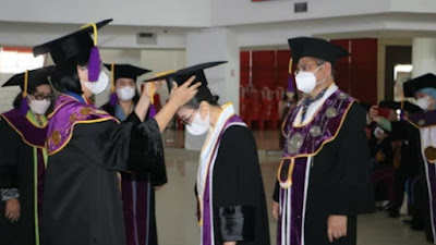 Rektor Unsrat Prof. Ellen Kumaat Kukuhkan Tiga Guru Besar