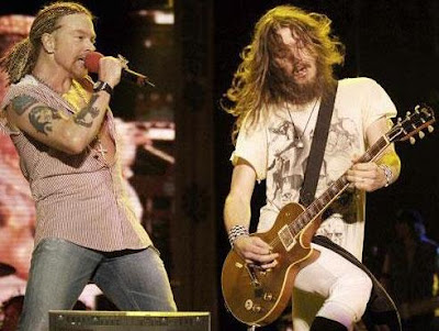 Foto de Guns'Roses cantando en concierto