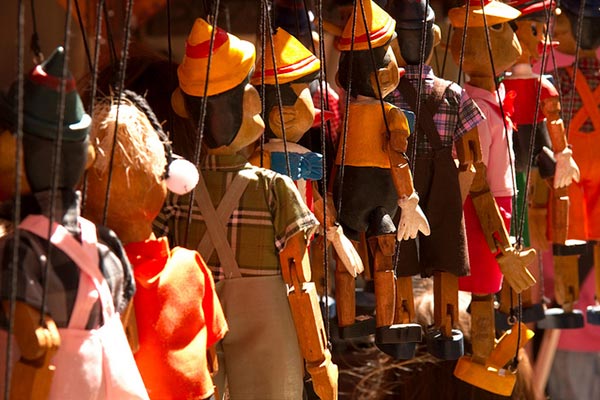 Un grupo de marionetas en un puesto callejero.