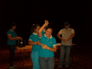 Marina bailando con Yoselin. Al fondo Maylin y Joan