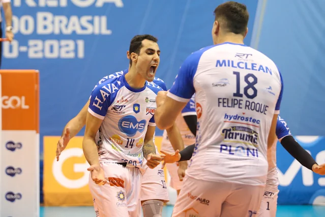 Douglas Souza e Felipe Roque comemorando ponto na Superliga masculina